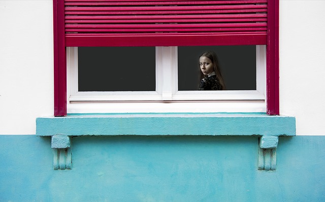 rozzlobená holka za oknem