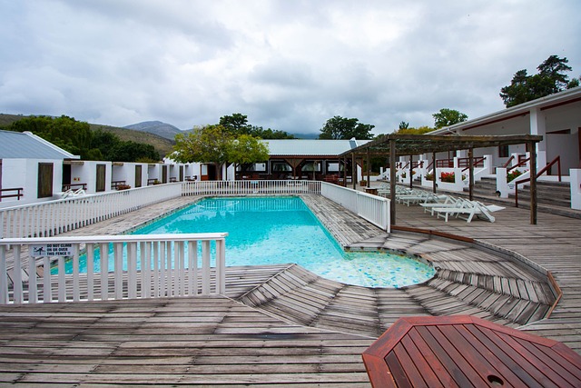 V bazénu mnoho lidí relaxuje.